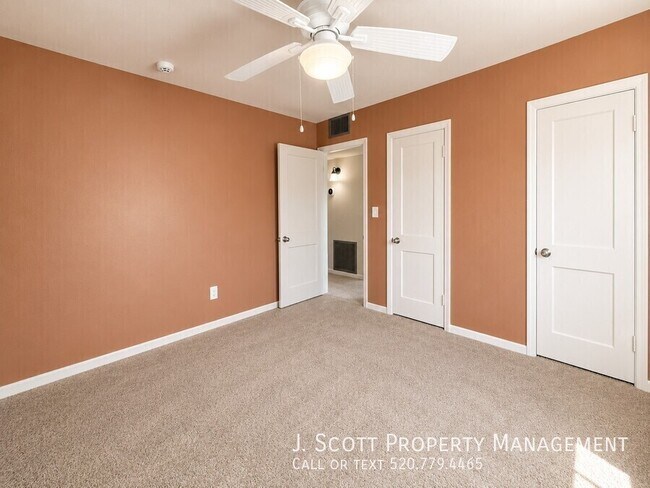 Building Photo - 2801 W Glenrosa Ave