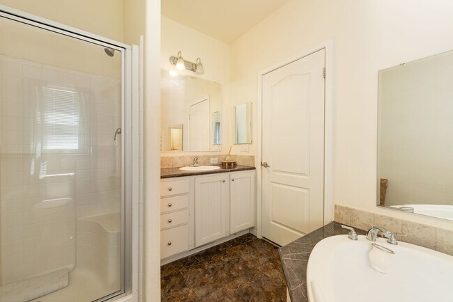 Building Photo - Cozy Upgraded Home w/ Panoramic Mountain V...
