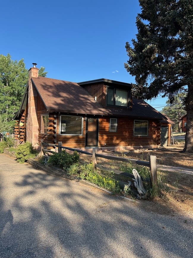 Building Photo - 604 Aspen Ave