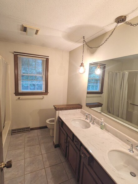 Building Photo - 867 Shaker Rd