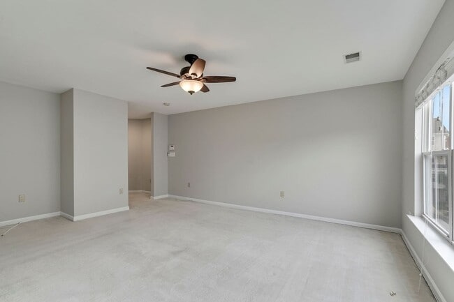 Building Photo - Spacious 4-Level Townhome with Loft in Cam...