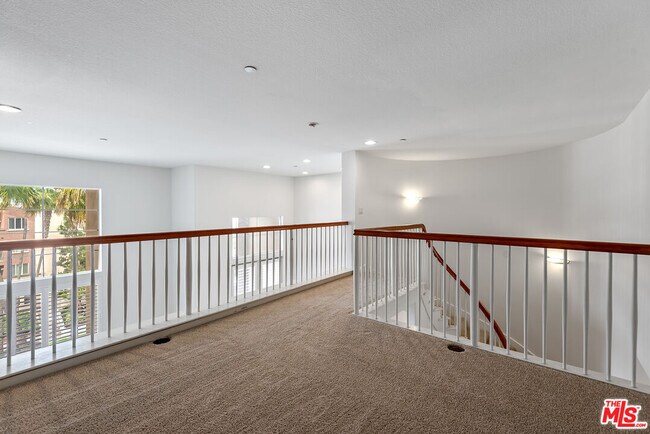 Building Photo - 5831 Seawalk Dr