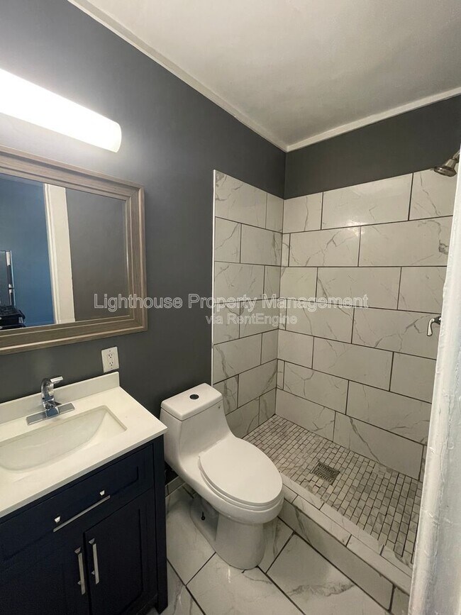 Building Photo - 809 W Cedar St