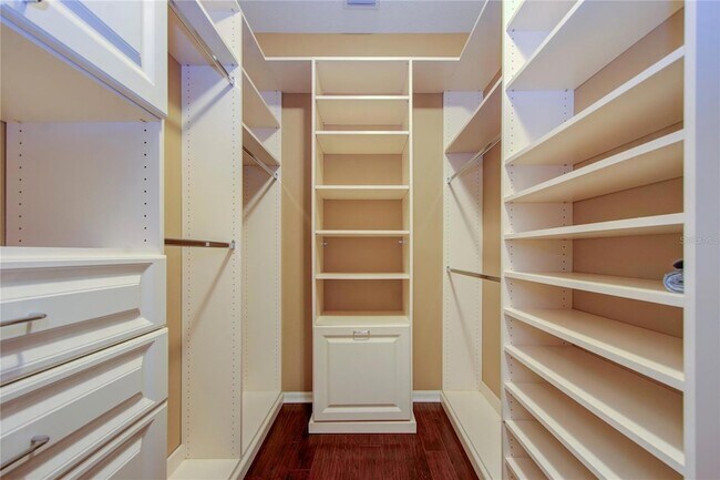 Building Photo - 1122 Oakcrest Dr