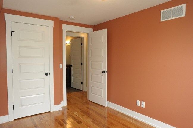 Building Photo - 1424 Sigsbee St SE