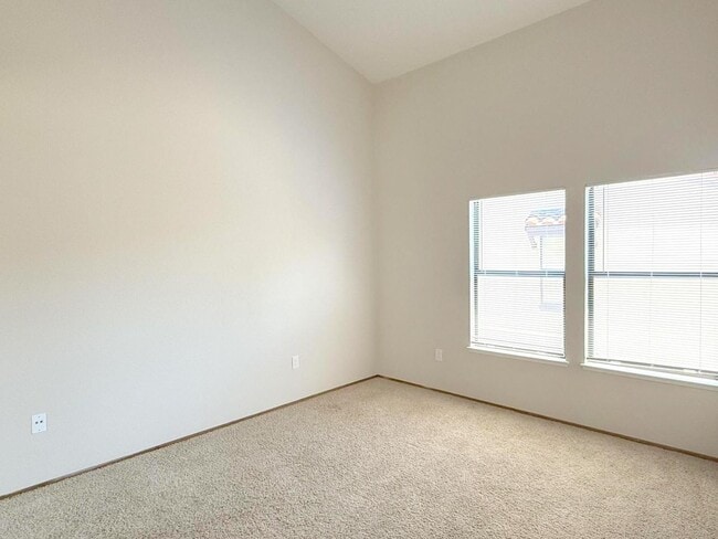 Building Photo - BRIGHT TOP FLOOR 2 BEDROOM CONDO ! Vaulted...