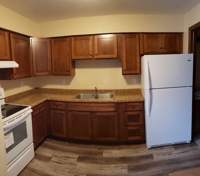 Building Photo - 2 BR 1 BA Lower Level Apartment newly Remo...