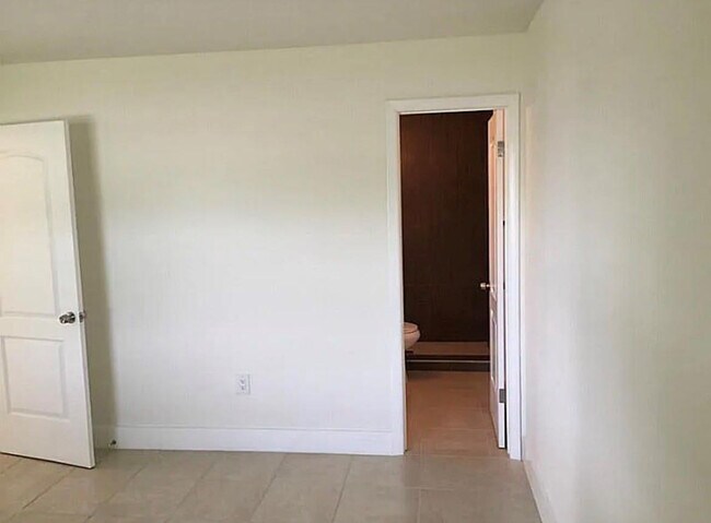 Building Photo - 1290 NE 119th St