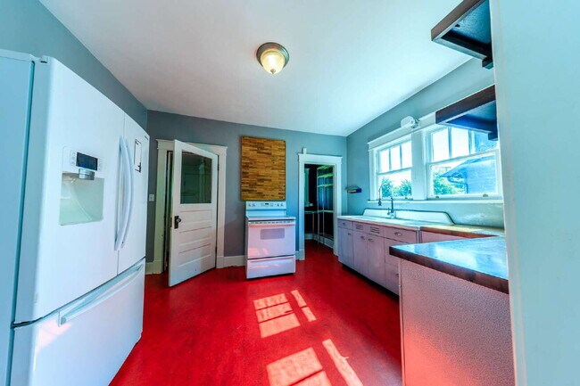 Building Photo - Lockeland Springs Bungalow for Lease, Bloc...