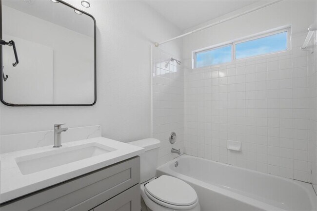 Building Photo - 108 Songbird Ct
