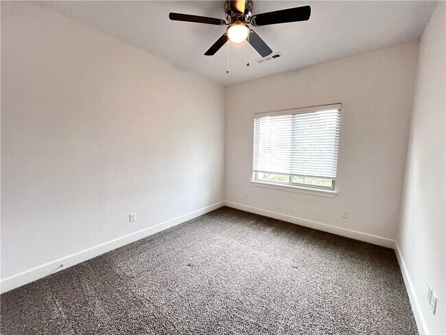 Building Photo - 418 NW Retreat Ln