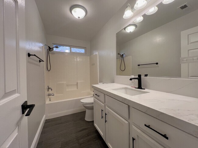 Building Photo - 12115 Fairburn Way