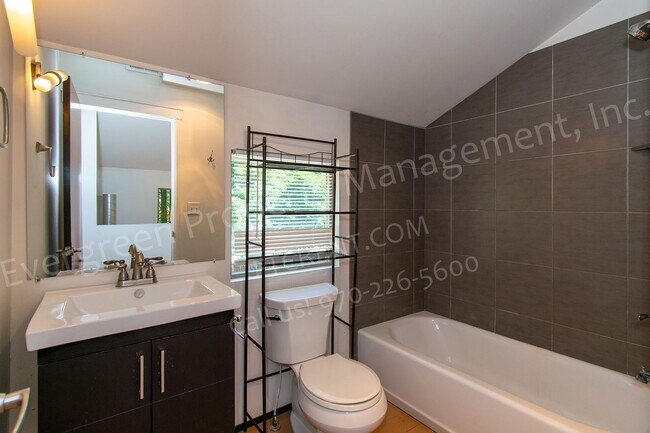 Building Photo - 318-320 W Myrtle