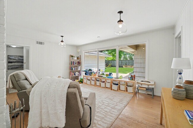 Building Photo - 6267 Chevy Chase Dr