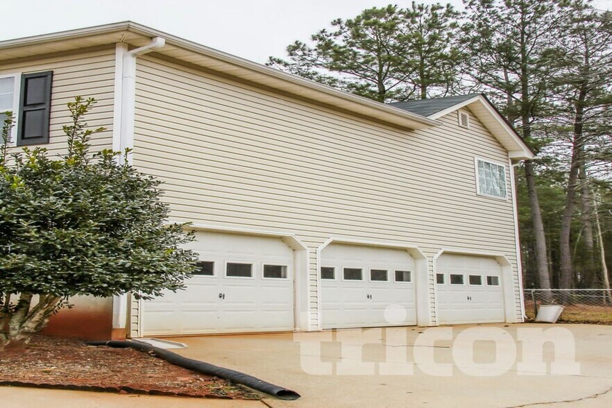 Building Photo - 1800 Cedar Hill
