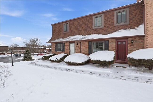 Building Photo - 456 Surrey Hill Way