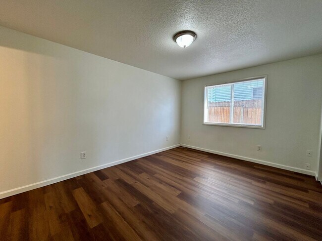 Building Photo - Freshly Renovated Home - Available Now!!