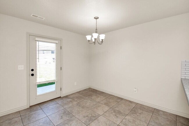 Building Photo - Beautiful 3 Bed, 2.5 Town Home in West Haven, Pet Friendly! Available on April 22nd!