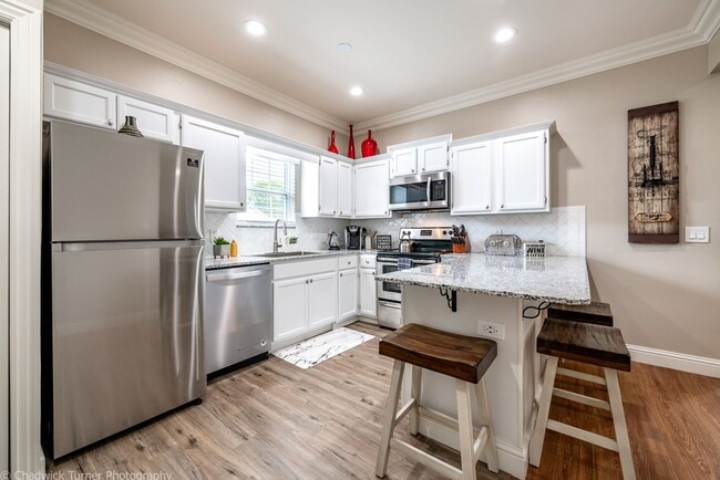 Building Photo - Remodeled 2 Bedroom Duplex with Fenced Yar...
