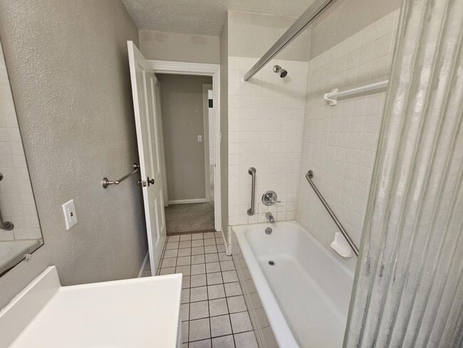 Building Photo - Spacious 5-Bedroom 2.5 Bath Home