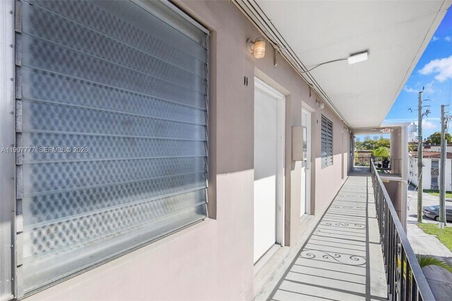 Building Photo - 126 SW 18th Ave