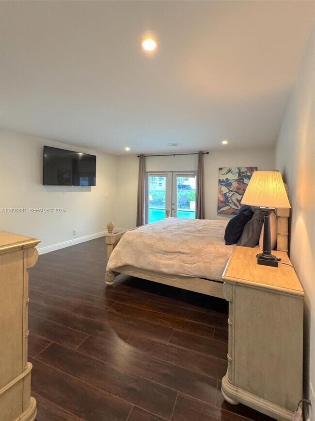 Building Photo - 120 NE 9th Ave