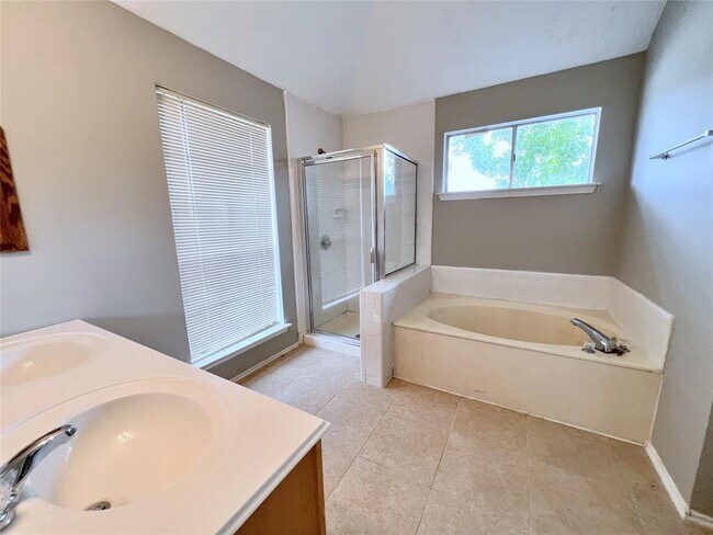 Building Photo - 2033 Sandy Knoll Dr
