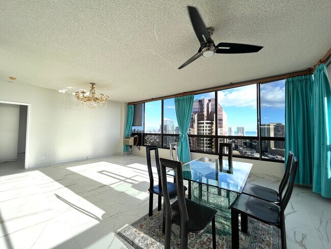 Building Photo - Royal Capitol Plaza: 2 Bed, 2 Bath with 2 ...