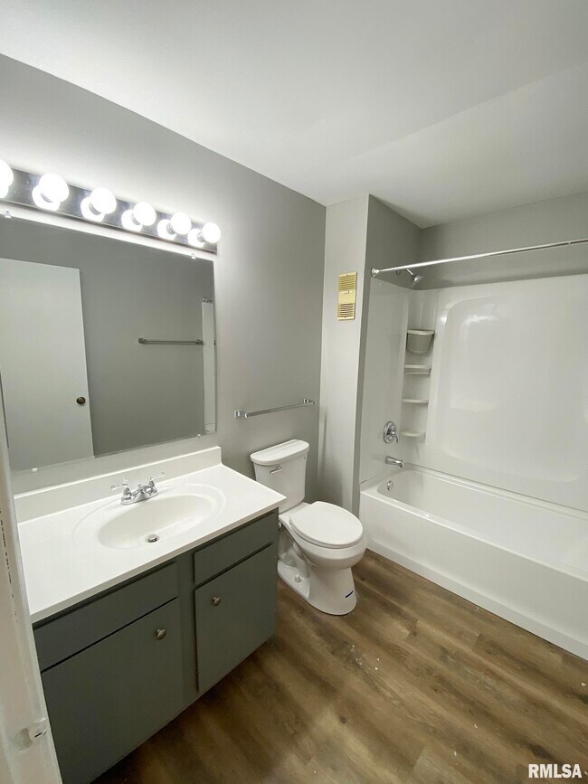 Building Photo - 5905 W Ridgecrest Dr