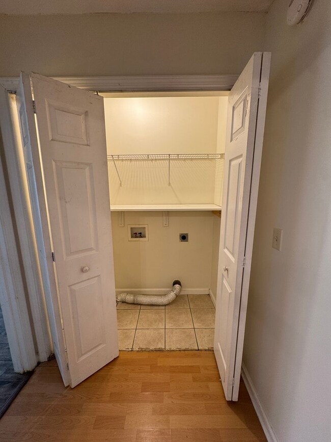 Building Photo - 3 Bed / 2 Bath Available Now!