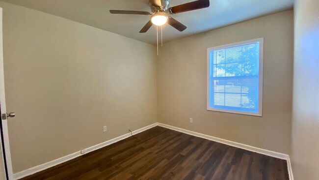 Building Photo - $0 First Month's Rent / $0 Deposit at Move-in