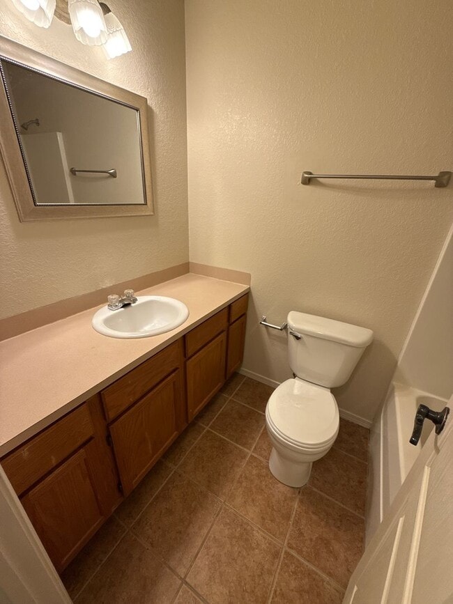 Building Photo - 3 bed, 2 bath, 1 car garage House