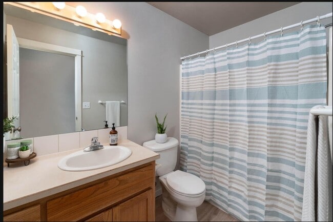 Building Photo - 21328 Oakview Dr