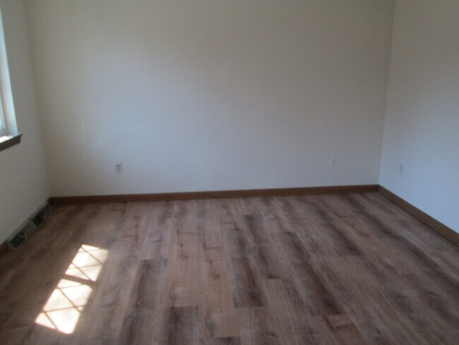 Building Photo - 114 Clark St