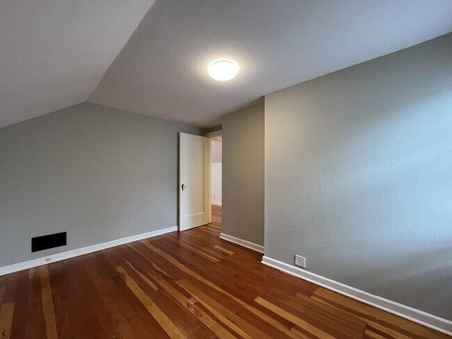 Building Photo - Stunning Rose City Park 5BD 2BA Home with Gas Fireplace Updated Finishes, Air Conditioning & Laun...