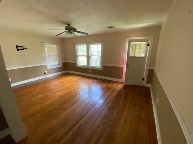 Building Photo - 313 St Thomas St