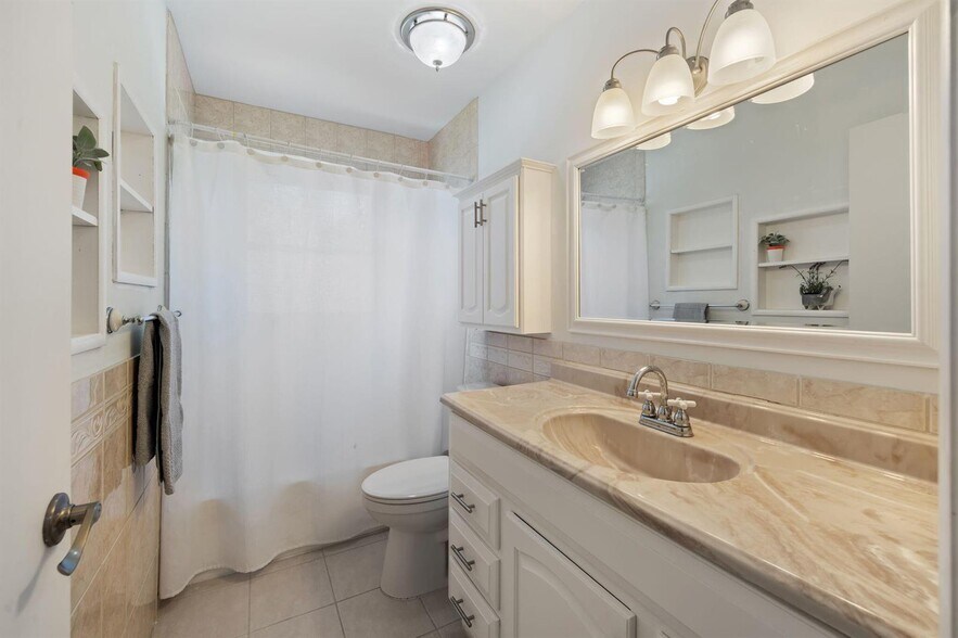 Building Photo - 1527 S Club Dr