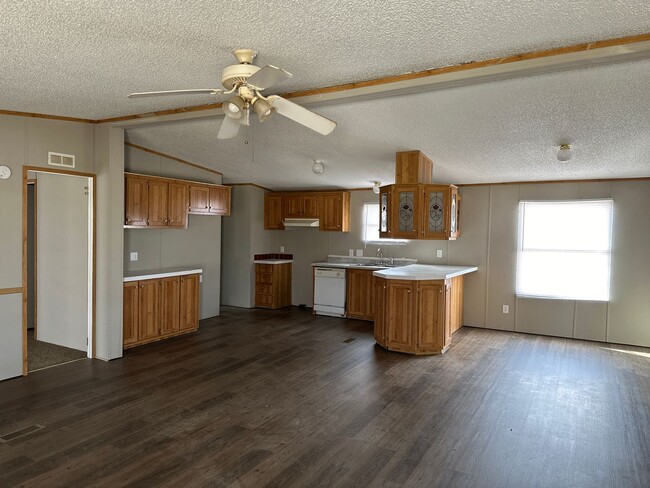Building Photo - 3/2 double wide in Tye!