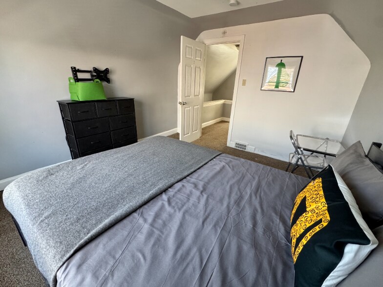 Building Photo - 5284 Devonshire Rd