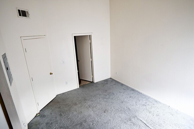 Building Photo - Summerlin area upper condo/vaulted ceilings/light and bright