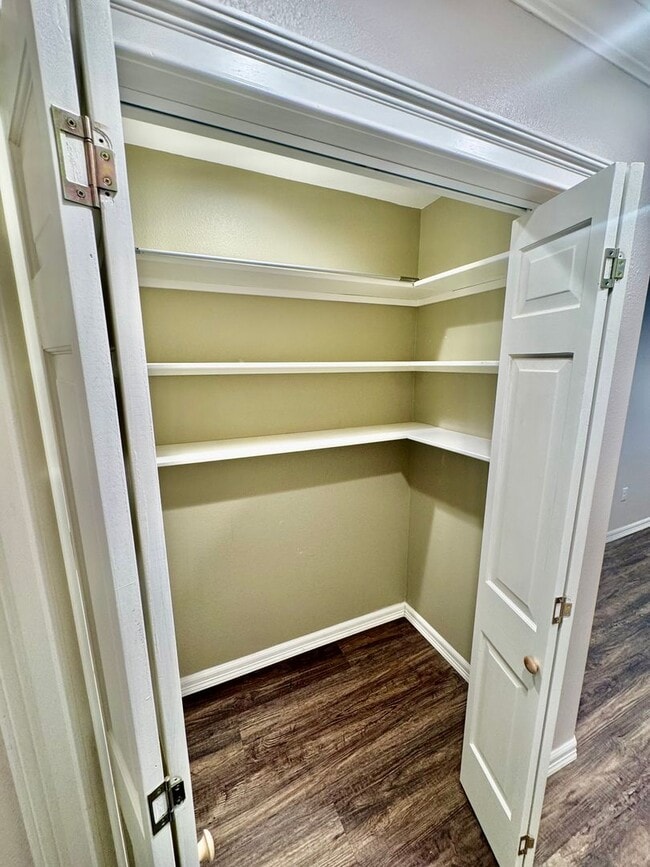 Building Photo - Elegant Estate in the Country Club Setting-Mother in law suite