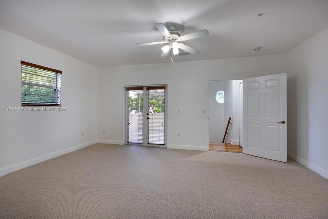 Building Photo - 2913 SW 30th Ct