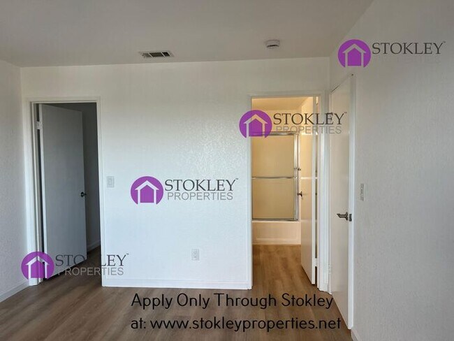 Building Photo - 523 Bustos Pl