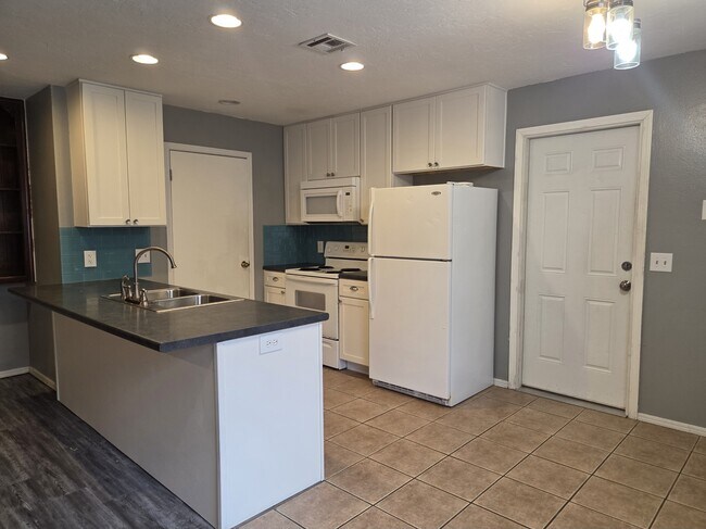 Building Photo - 507 Peppertree Ln