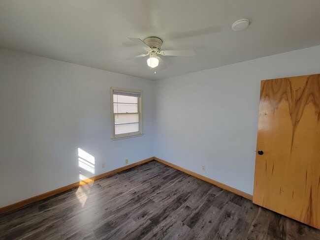 Building Photo - 3 Bedroom House with Large Garage