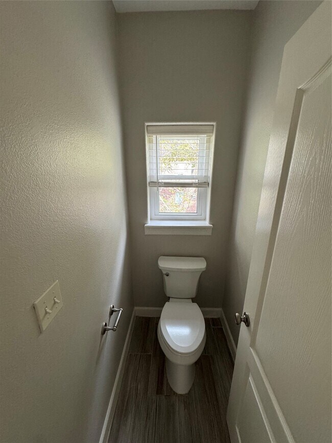 Building Photo - 107 Island Blvd