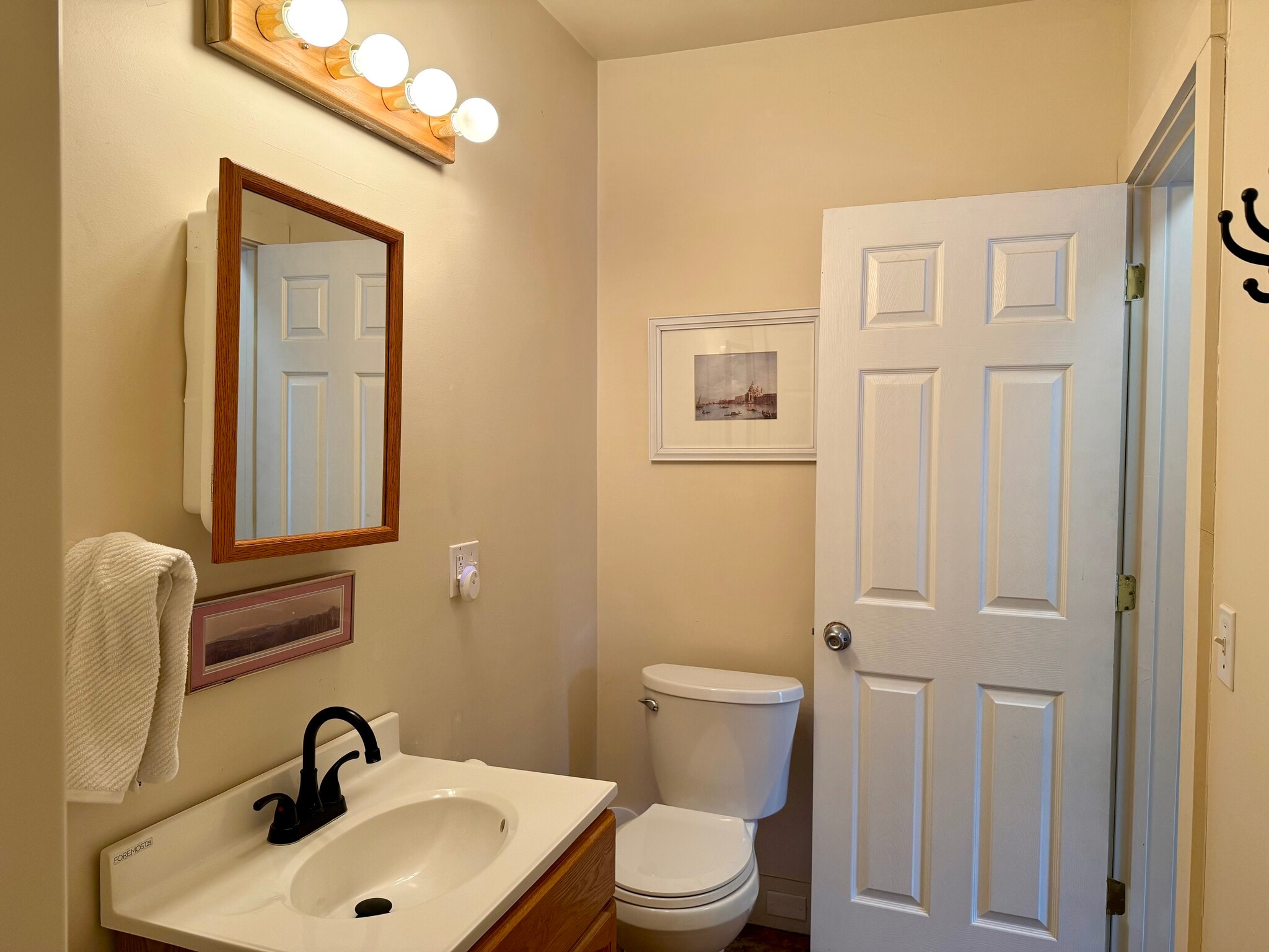 Building Photo - 396 Upper Main St