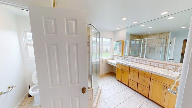 Building Photo - Spacious 4 Bed 3 Bath Home Available for L...