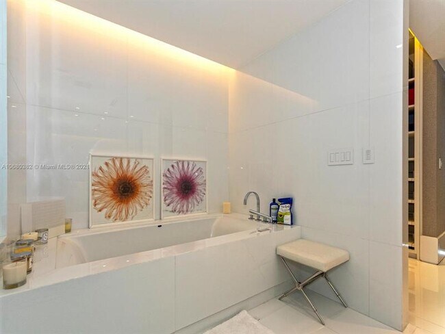 Building Photo - 17121 Collins Ave
