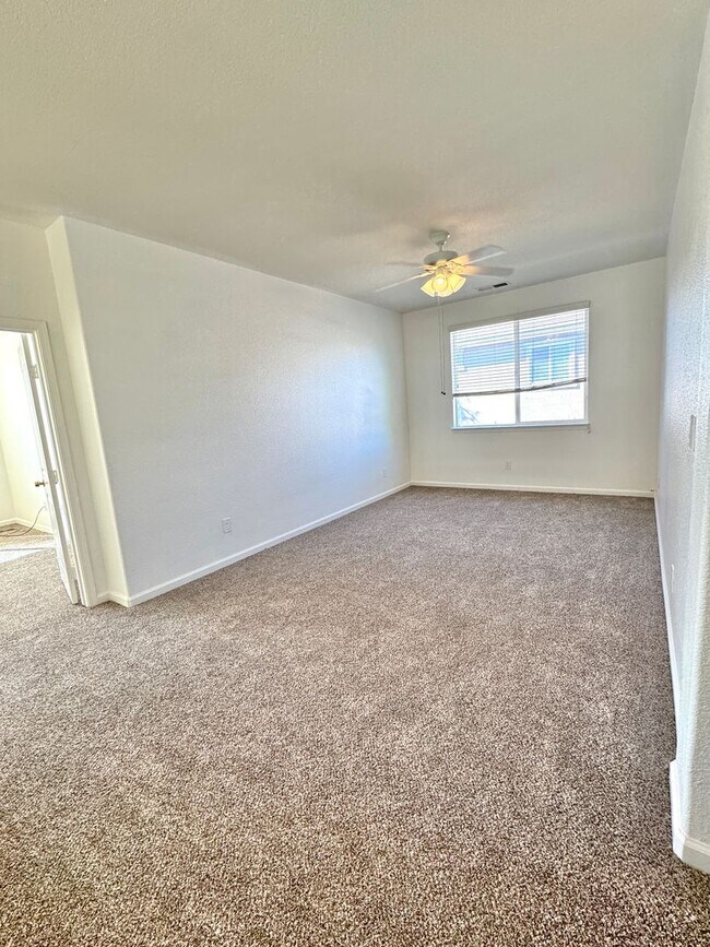 Building Photo - Spacious 4 Bedroom Home in Sparks Near Wingfield